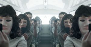Люди в маршрутке смотрят рекламные ролики